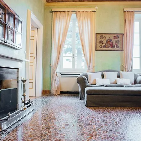 Sleeps 17 With Pool And Air Con Como