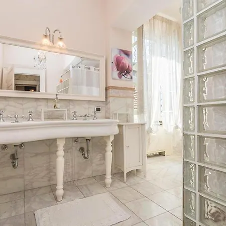 Sleeps 17 With Pool And Air Con Apartment