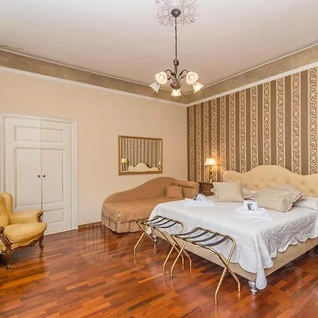 Sleeps 17 With Pool And Air Con *